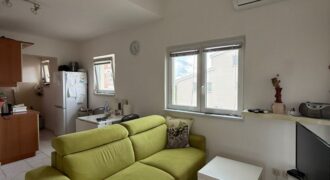 Na predaj na južnej strane ostrova Vir je trojizbový apartmán.